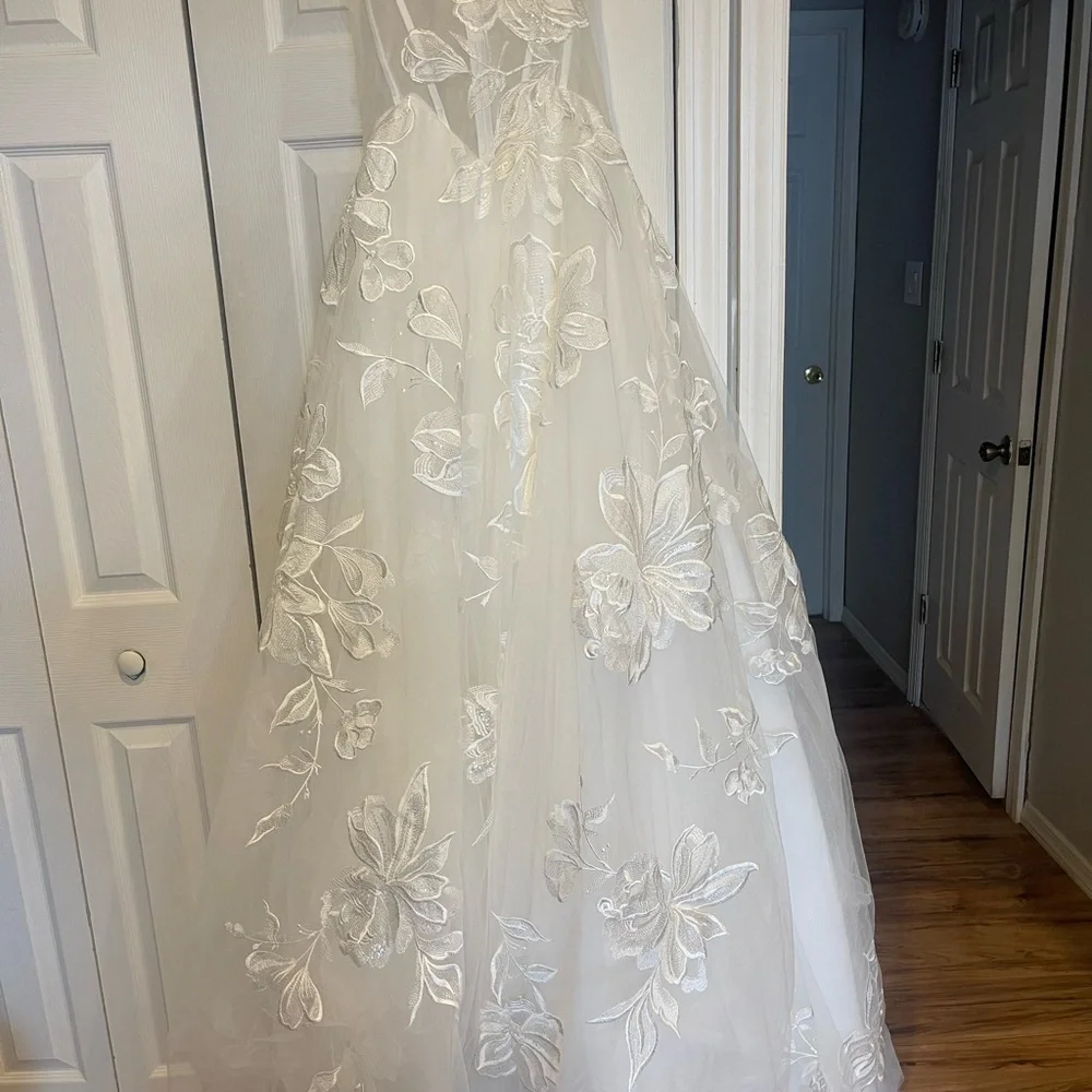 Brand new size 10 elegant beautiful wedding dress